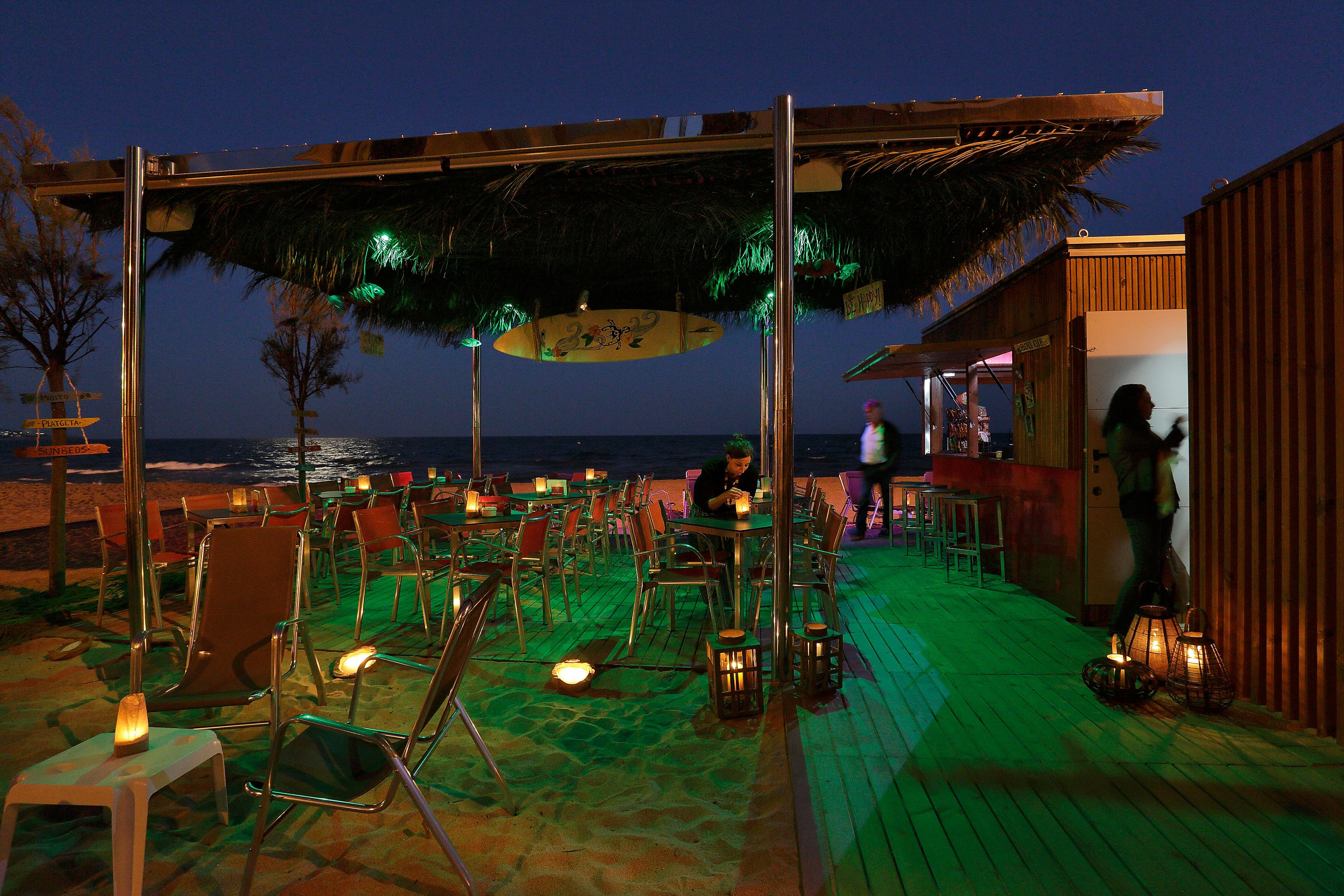 Guingueta platja nit-min.jpg