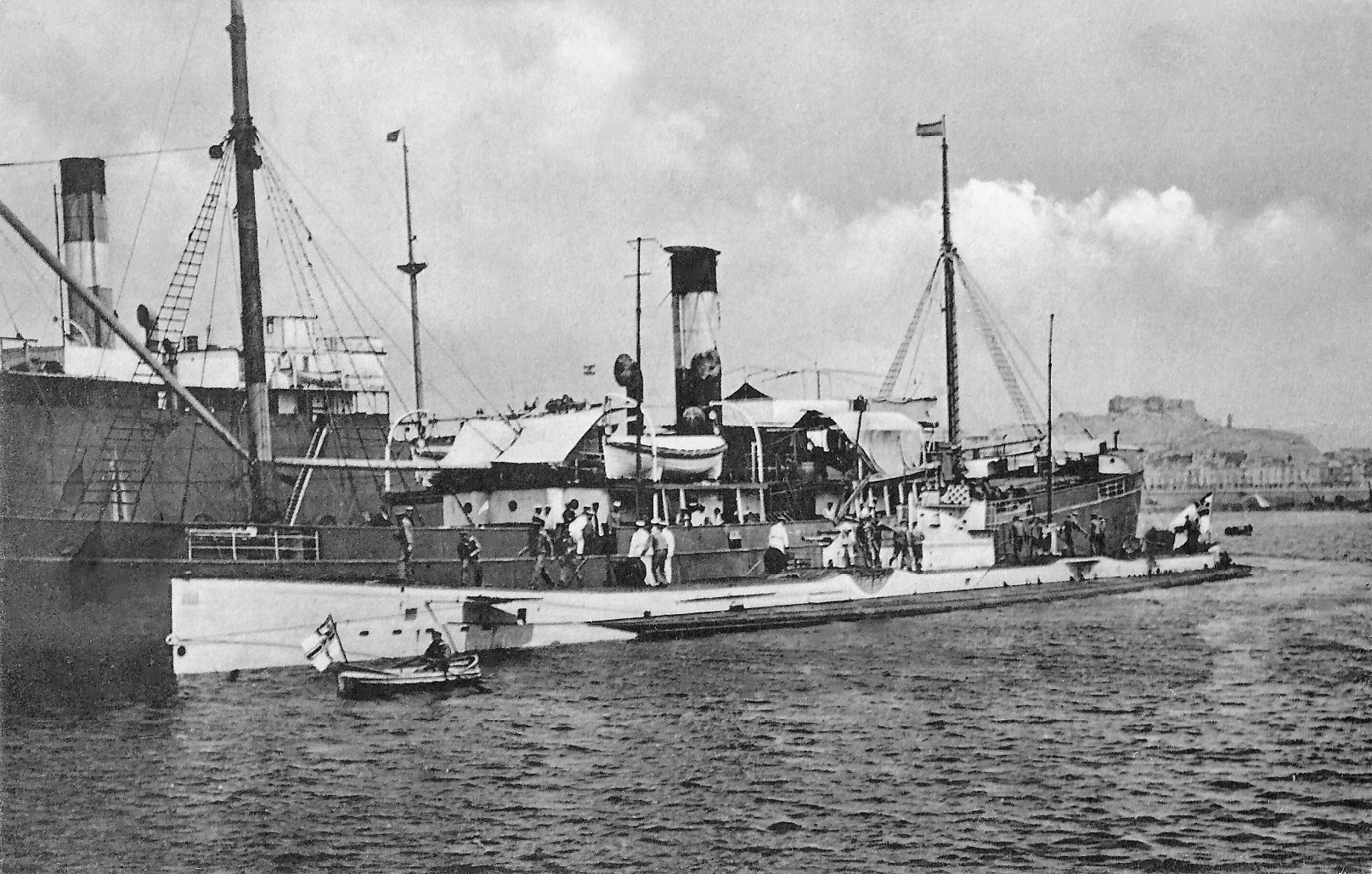 Sous-marin allemand SM U‑35 amarré au navire marchand Roma dans le port de Carthagène, 21 juin 1916. Source : Wikimedia Commons (domaine public)