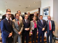 Los alcaldes de la AMT se reúnen con la Ministra de Industria, Comercio y Turismo, Reyes Maroto, para plantearle sus objetivos, prioridades y reivindicaciones