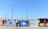L’alcalde Pere Granados hissa les banderes que certifiquen ‘l’excel·lent’ qualitat de les platges de Salou