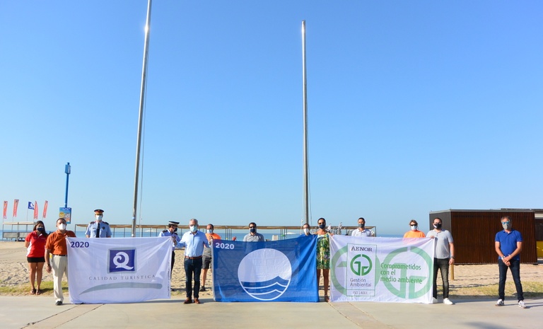 L’alcalde Pere Granados hissa les banderes que certifiquen ‘l’excel·lent’ qualitat de les platges de Salou