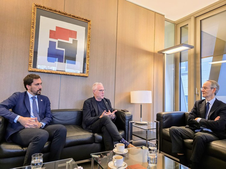 L’AMBAIXADOR D’ESPANYA A LITUÀNIA REP, A VILNIUS, L’ALCALDE DE SALOU